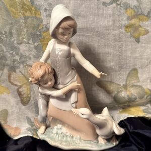 Lladro | Avoiding The Goose | RARE RETIRED 1993 |  Figurine #5033, MINT